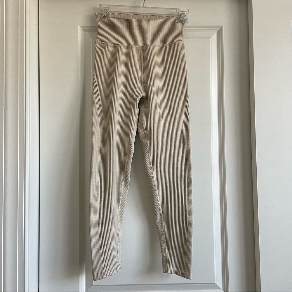 Offline by Aerie Neutral / Nude Ribbed High-Waisted leggings size M
